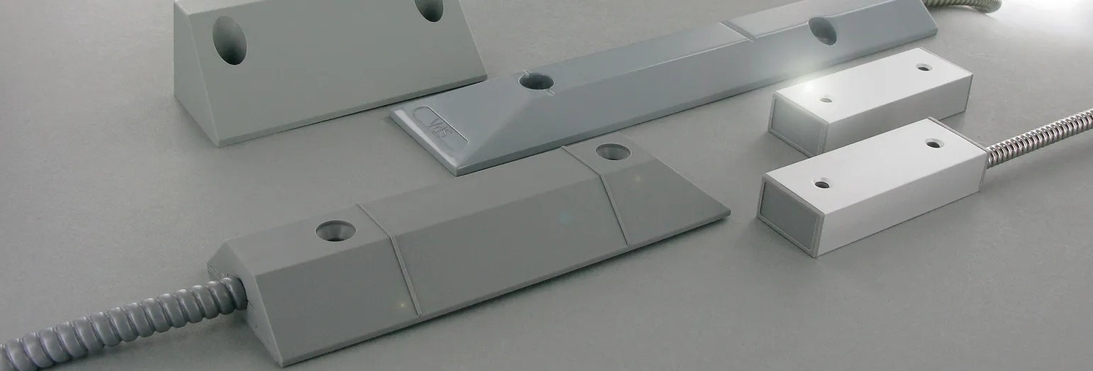 Magnetic shutter contacts