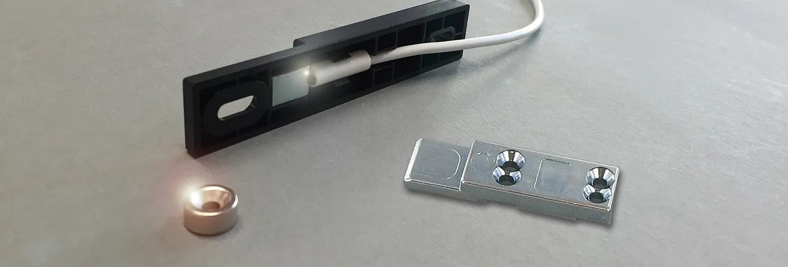 Magnetic contacts with integrated fitting